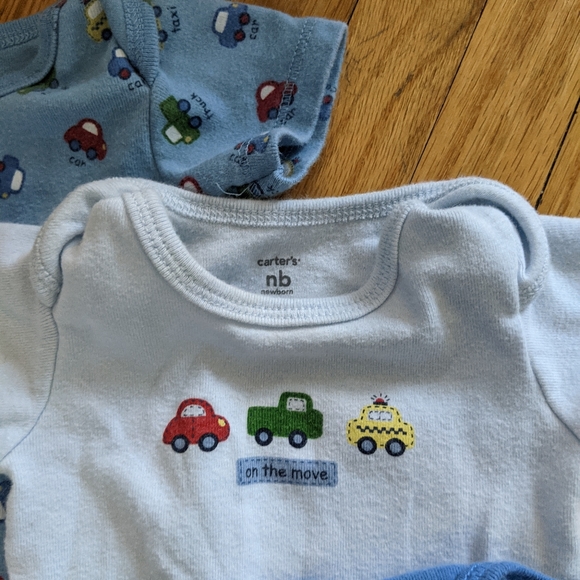 ☁️ 5/$20 Three Piece Carter's Onesies NB - Picture 3 of 4